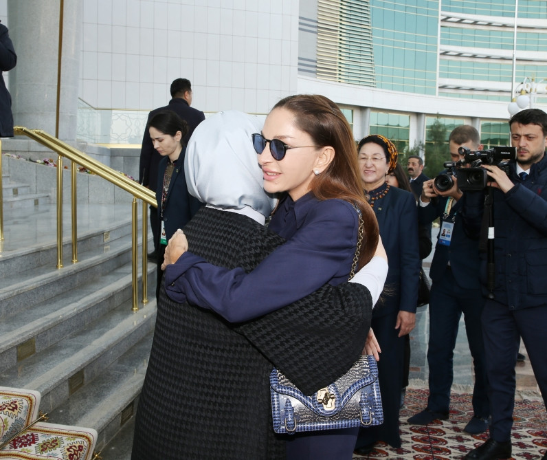 Azərbaycanın birinci xanımı Mehriban Əliyeva Türkmənbaşı şəhərində təsviri və dekorativ sənət əsərlərindən ibarət sərgilərlə tanış olub<font color=red> - FOTOLAR</font>