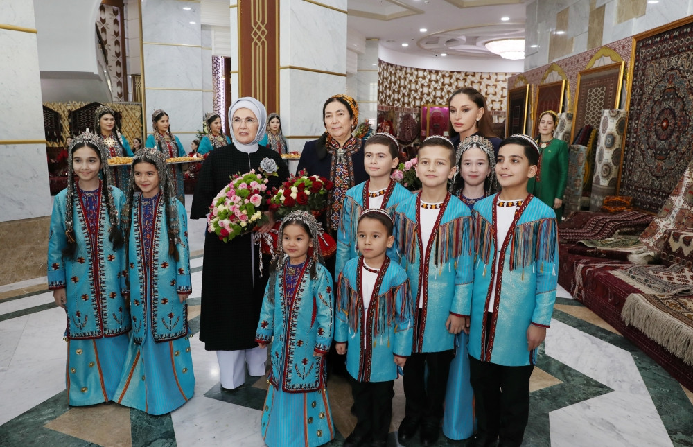 Azərbaycanın birinci xanımı Mehriban Əliyeva Türkmənbaşı şəhərində təsviri və dekorativ sənət əsərlərindən ibarət sərgilərlə tanış olub<font color=red> - FOTOLAR</font>
