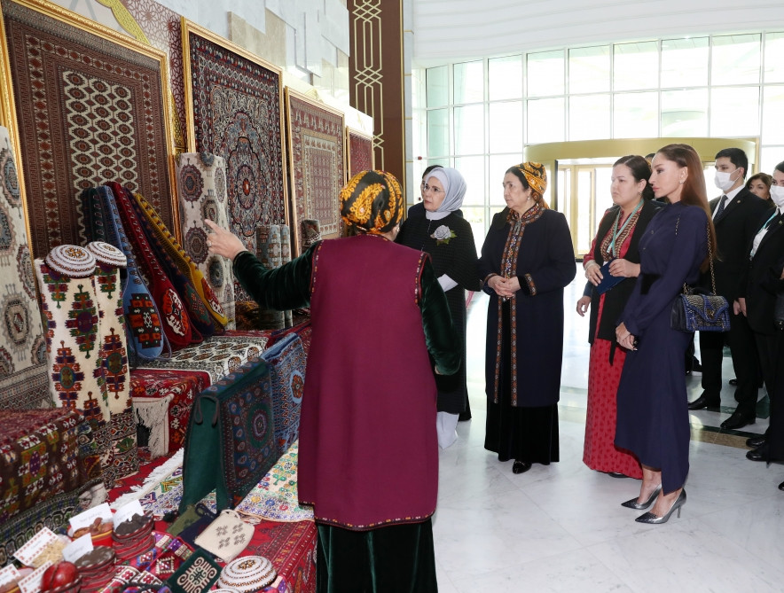 Azərbaycanın birinci xanımı Mehriban Əliyeva Türkmənbaşı şəhərində təsviri və dekorativ sənət əsərlərindən ibarət sərgilərlə tanış olub<font color=red> - FOTOLAR</font>