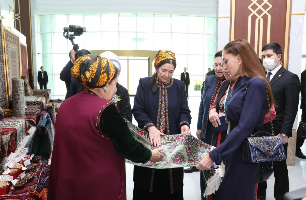Azərbaycanın birinci xanımı Mehriban Əliyeva Türkmənbaşı şəhərində təsviri və dekorativ sənət əsərlərindən ibarət sərgilərlə tanış olub<font color=red> - FOTOLAR</font>