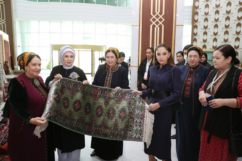Azərbaycanın birinci xanımı Mehriban Əliyeva Türkmənbaşı şəhərində təsviri və dekorativ sənət əsərlərindən ibarət sərgilərlə tanış olub<font color=red> - FOTOLAR</font>