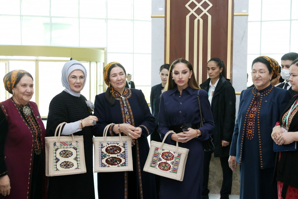 Azərbaycanın birinci xanımı Mehriban Əliyeva Türkmənbaşı şəhərində təsviri və dekorativ sənət əsərlərindən ibarət sərgilərlə tanış olub<font color=red> - FOTOLAR</font>