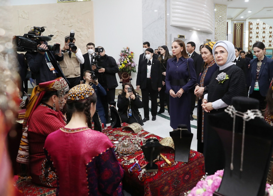 Azərbaycanın birinci xanımı Mehriban Əliyeva Türkmənbaşı şəhərində təsviri və dekorativ sənət əsərlərindən ibarət sərgilərlə tanış olub<font color=red> - FOTOLAR</font>