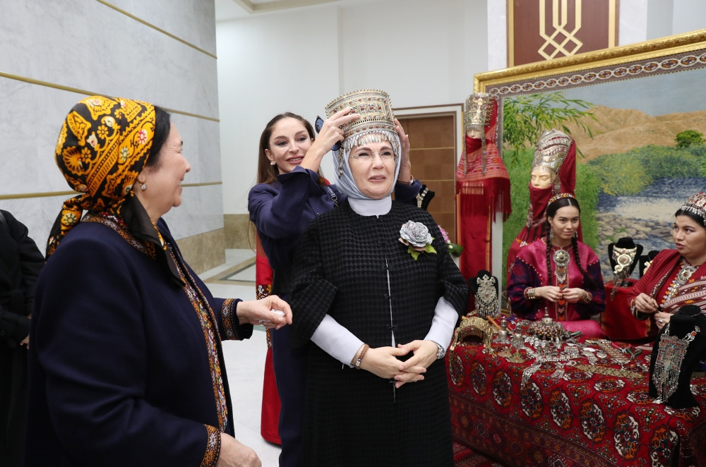 Azərbaycanın birinci xanımı Mehriban Əliyeva Türkmənbaşı şəhərində təsviri və dekorativ sənət əsərlərindən ibarət sərgilərlə tanış olub<font color=red> - FOTOLAR</font>