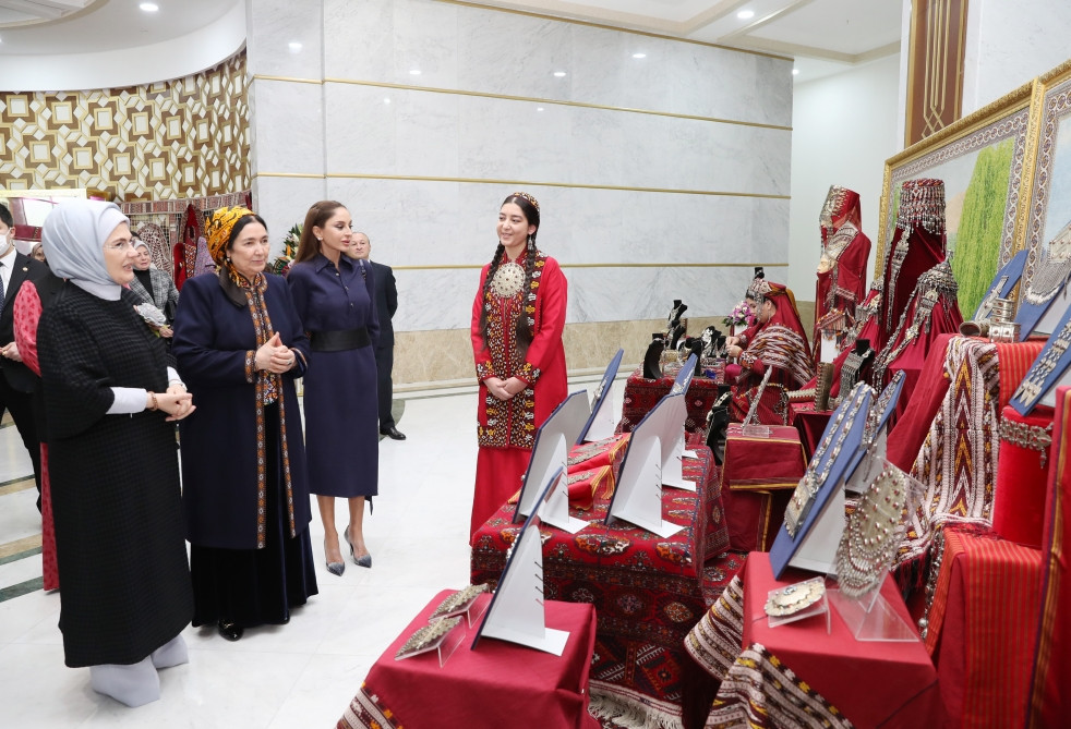 Azərbaycanın birinci xanımı Mehriban Əliyeva Türkmənbaşı şəhərində təsviri və dekorativ sənət əsərlərindən ibarət sərgilərlə tanış olub<font color=red> - FOTOLAR</font>