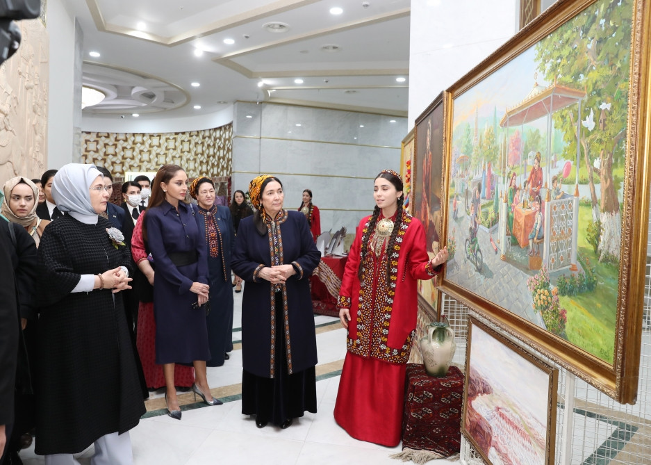 Azərbaycanın birinci xanımı Mehriban Əliyeva Türkmənbaşı şəhərində təsviri və dekorativ sənət əsərlərindən ibarət sərgilərlə tanış olub<font color=red> - FOTOLAR</font>