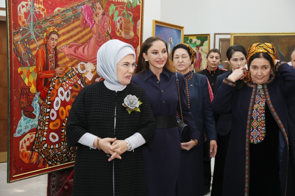 Azərbaycanın birinci xanımı Mehriban Əliyeva Türkmənbaşı şəhərində təsviri və dekorativ sənət əsərlərindən ibarət sərgilərlə tanış olub<font color=red> - FOTOLAR</font>
