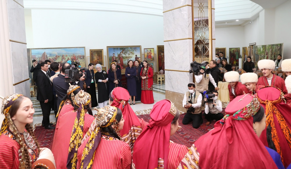Azərbaycanın birinci xanımı Mehriban Əliyeva Türkmənbaşı şəhərində təsviri və dekorativ sənət əsərlərindən ibarət sərgilərlə tanış olub<font color=red> - FOTOLAR</font>