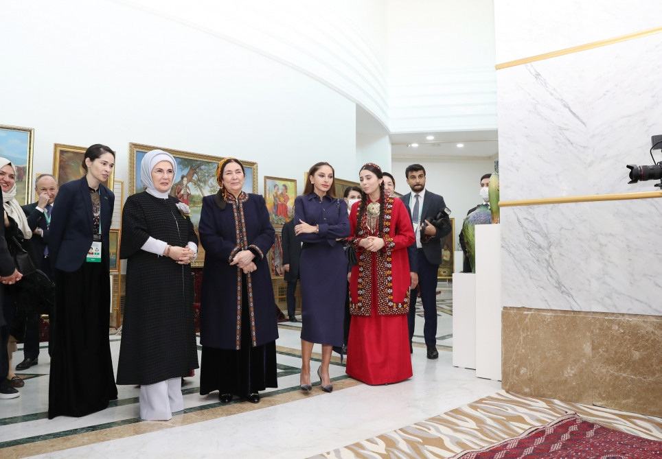 Azərbaycanın birinci xanımı Mehriban Əliyeva Türkmənbaşı şəhərində təsviri və dekorativ sənət əsərlərindən ibarət sərgilərlə tanış olub<font color=red> - FOTOLAR</font>