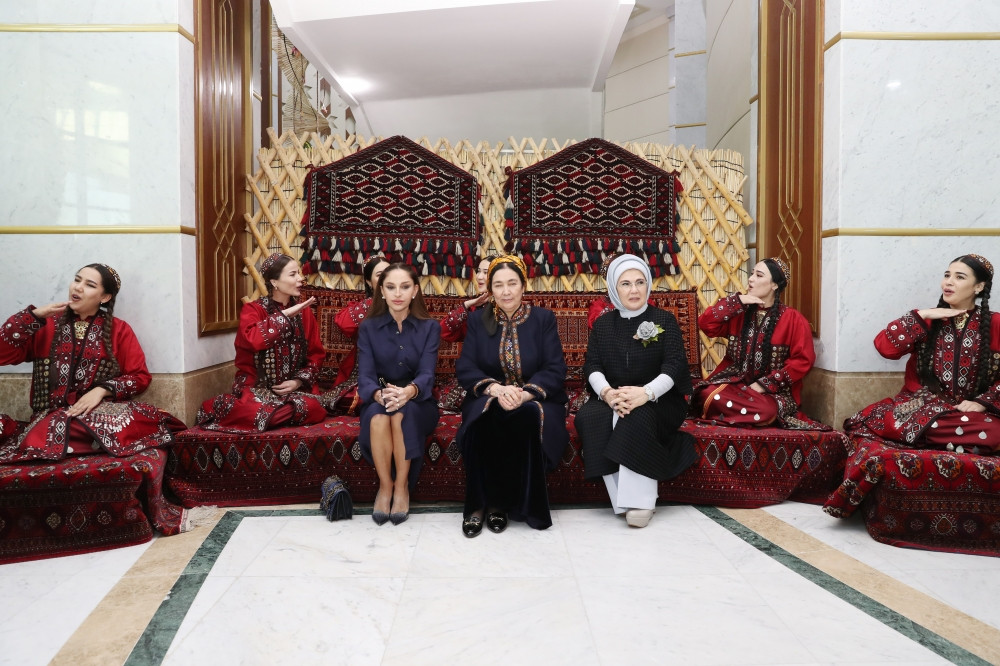Azərbaycanın birinci xanımı Mehriban Əliyeva Türkmənbaşı şəhərində təsviri və dekorativ sənət əsərlərindən ibarət sərgilərlə tanış olub<font color=red> - FOTOLAR</font>