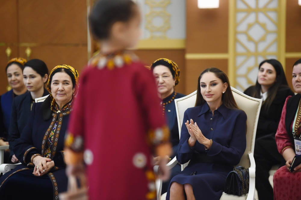 Azərbaycanın birinci xanımı Mehriban Əliyeva Türkmənbaşı şəhərində təsviri və dekorativ sənət əsərlərindən ibarət sərgilərlə tanış olub<font color=red> - FOTOLAR</font>