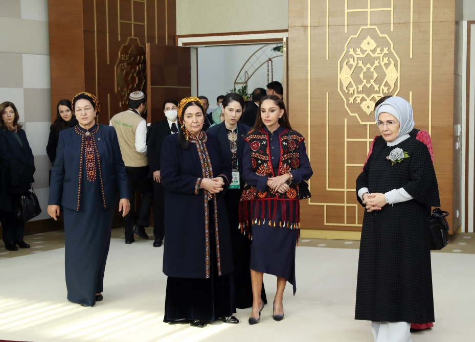 Azərbaycanın birinci xanımı Mehriban Əliyeva Türkmənbaşı şəhərində təsviri və dekorativ sənət əsərlərindən ibarət sərgilərlə tanış olub<font color=red> - FOTOLAR</font>
