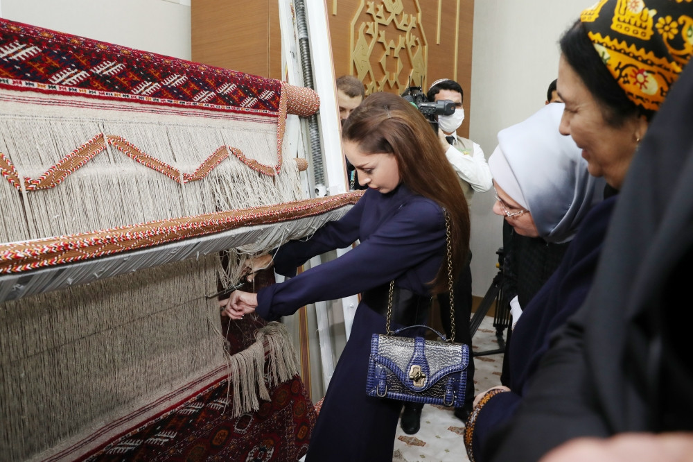 Azərbaycanın birinci xanımı Mehriban Əliyeva Türkmənbaşı şəhərində təsviri və dekorativ sənət əsərlərindən ibarət sərgilərlə tanış olub<font color=red> - FOTOLAR</font>