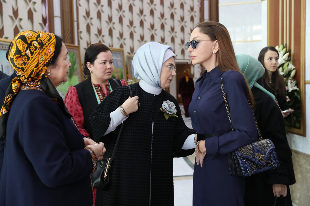 Azərbaycanın birinci xanımı Mehriban Əliyeva Türkmənbaşı şəhərində təsviri və dekorativ sənət əsərlərindən ibarət sərgilərlə tanış olub<font color=red> - FOTOLAR</font>