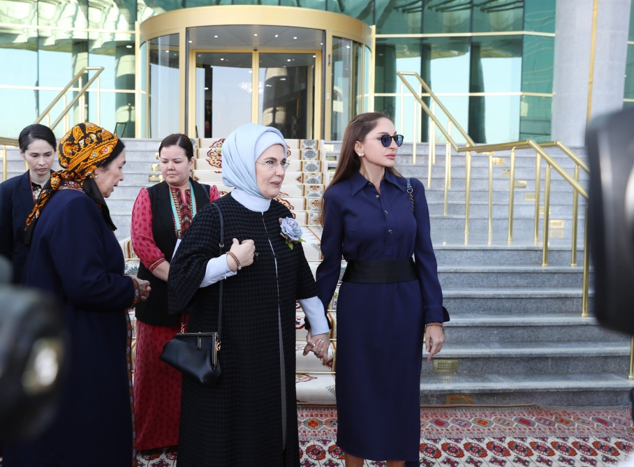 Azərbaycanın birinci xanımı Mehriban Əliyeva Türkmənbaşı şəhərində təsviri və dekorativ sənət əsərlərindən ibarət sərgilərlə tanış olub<font color=red> - FOTOLAR</font>