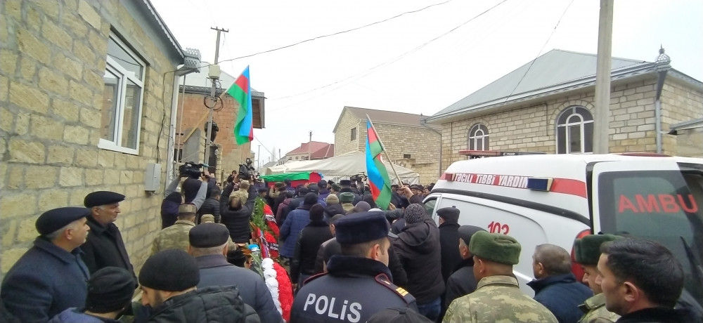 Mina partlayışı nəticəsində şəhid olan gizir Zöhrab Hümbətov torpağa tapşırılıb<font color=red> - FOTOLAR</font>