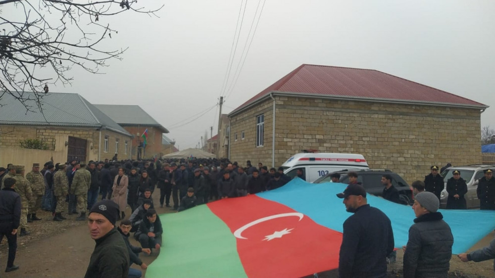 Mina partlayışı nəticəsində şəhid olan gizir Zöhrab Hümbətov torpağa tapşırılıb<font color=red> - FOTOLAR</font>