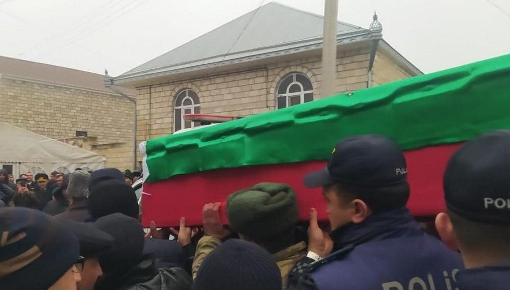 Mina partlayışı nəticəsində şəhid olan gizir Zöhrab Hümbətov torpağa tapşırılıb<font color=red> - FOTOLAR</font>