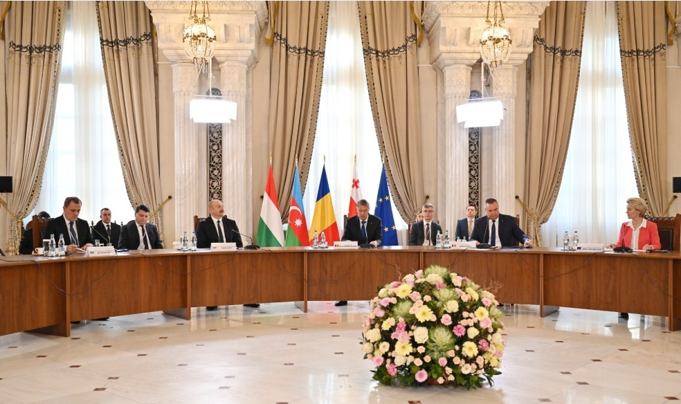 Buxarestdə yaşıl enerji ilə bağlı strateji tərəfdaşlıq haqqında Sazişin imzalanmasına dair plenar iclas keçirilib<font color='red'> - Azərbaycan Prezidenti İlham Əliyev iclasda çıxış edib</font><font color=red> - FOTOLAR</font>