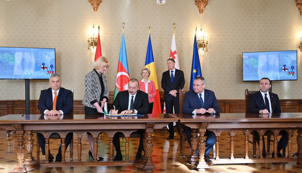  Buxarestdə Azərbaycan, Gürcüstan, Rumıniya və Macarıstan Hökumətləri arasında yaşıl enerji sahəsində strateji tərəfdaşlığa dair Saziş imzalanıb<font color=red> - FOTOLAR</font>