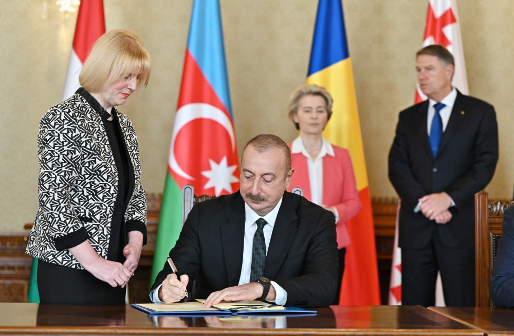  Buxarestdə Azərbaycan, Gürcüstan, Rumıniya və Macarıstan Hökumətləri arasında yaşıl enerji sahəsində strateji tərəfdaşlığa dair Saziş imzalanıb<font color=red> - FOTOLAR</font>