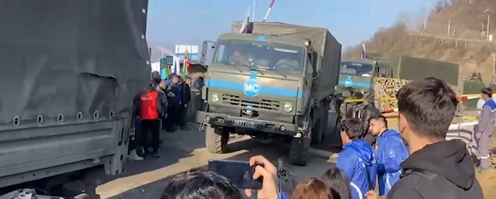Rusiya sülhməramlılarına məxsus üç təminat avtomobili Laçın-Xankəndi yolundan maneəsiz keçib<font color=red> - FOTOLAR</font>