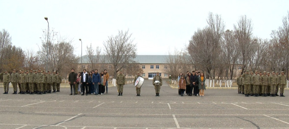 Gənclər hərbçilərimizlə həmrəylik nümayiş etdiriblər<font color=red> - FOTOLAR</font>