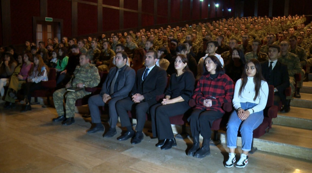 Gənclər hərbçilərimizlə həmrəylik nümayiş etdiriblər<font color=red> - FOTOLAR</font>
