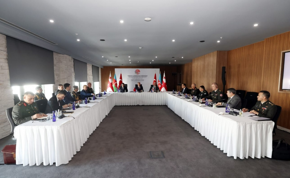 Azərbaycan, Türkiyə və Gürcüstan müdafiə nazirlərinin üçtərəfli görüşü keçirilib<font color=red> - FOTOLAR</font>