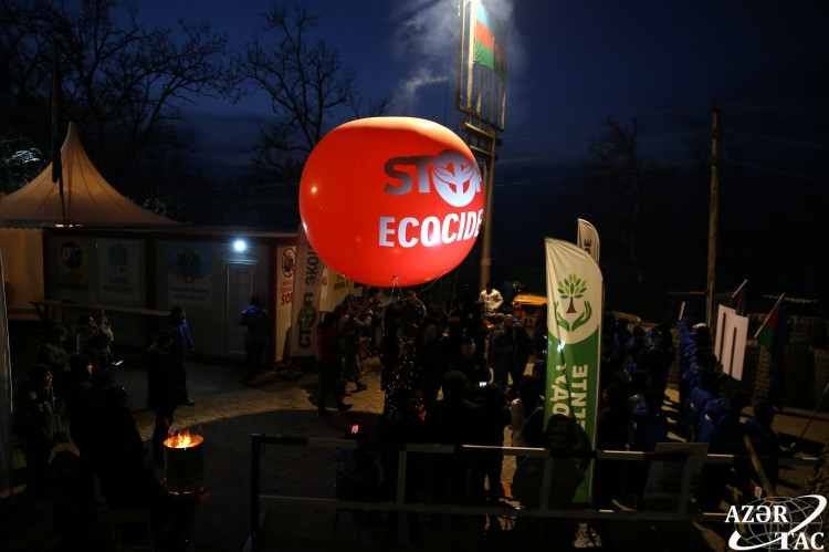 Laçın-Xankəndi yolunda havaya üzərində “Stop ecocide” yazılan şar buraxılıb<font color=red> - FOTOLAR</font>
