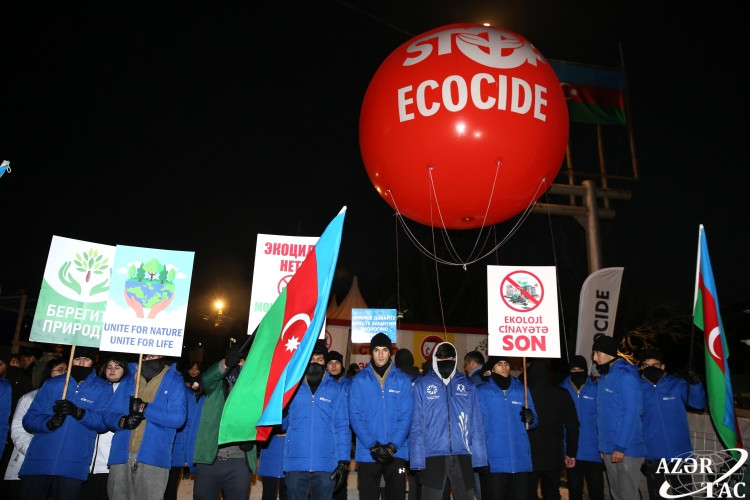 Laçın-Xankəndi yolunda havaya üzərində “Stop ecocide” yazılan şar buraxılıb<font color=red> - FOTOLAR</font>