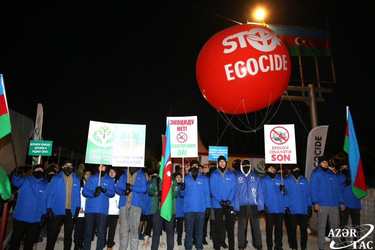 Laçın-Xankəndi yolunda havaya üzərində “Stop ecocide” yazılan şar buraxılıb<font color=red> - FOTOLAR</font>