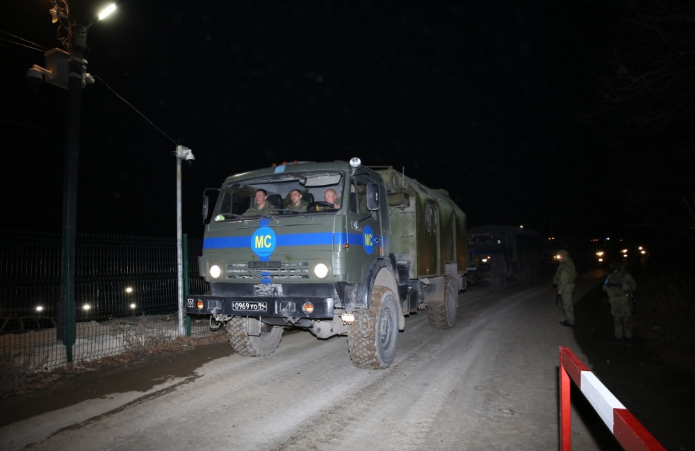 Sülhməramlılara məxsus daha 12 avtomobil Laçın-Xankəndi yolundan maneəsiz keçib<font color=red> - FOTOLAR</font>