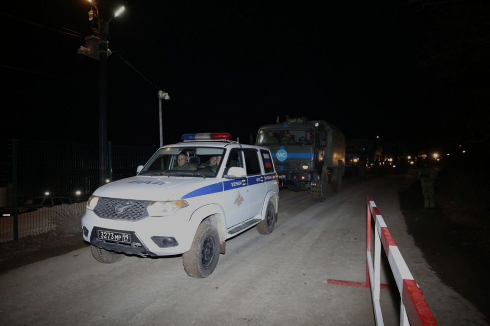 Sülhməramlılara məxsus daha 12 avtomobil Laçın-Xankəndi yolundan maneəsiz keçib<font color=red> - FOTOLAR</font>