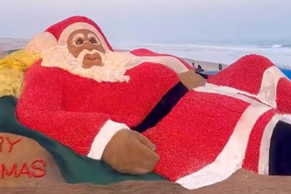 Qum və pomidordan hazırlanmış nəhəng Santa Klaus<font color=red> - FOTOLAR</font>