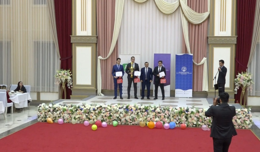 Naxçıvanda ilin fəal gəncləri mükafatlandırılıb<font color=red> - FOTOLAR</font>
