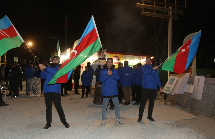 Xankəndi-Laçın yolu: Aksiyaçılar bayram əhvali-ruhiyyəsindədirlər<font color=red> - FOTOLAR</font>