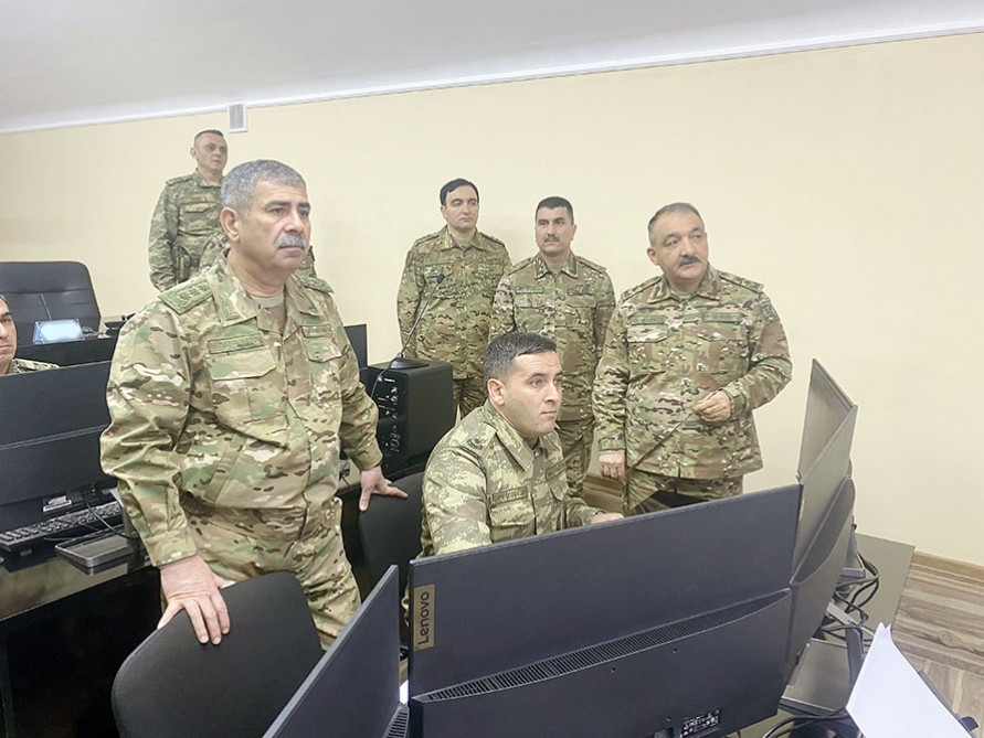Müdafiə naziri Quru Qoşunlarında olub<font color=red> - FOTOLAR</font>