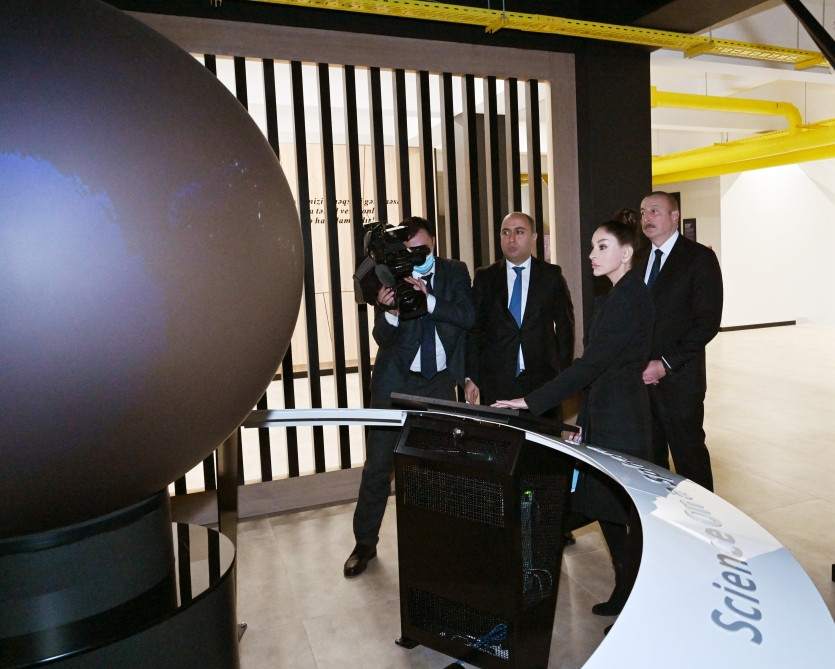 Prezident İlham Əliyev və birinci xanım Mehriban Əliyeva Bakıda “STEAM İnnovasiya Mərkəzi”nin açılışında iştirak ediblər<font color=red> - FOTOLAR</font>