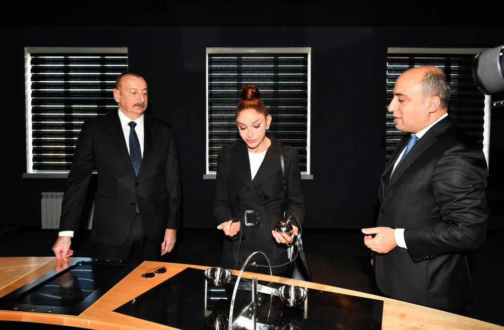 Prezident İlham Əliyev və birinci xanım Mehriban Əliyeva Bakıda “STEAM İnnovasiya Mərkəzi”nin açılışında iştirak ediblər<font color=red> - FOTOLAR</font>