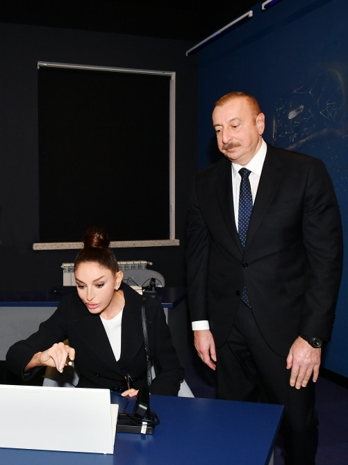 Prezident İlham Əliyev və birinci xanım Mehriban Əliyeva Bakıda “STEAM İnnovasiya Mərkəzi”nin açılışında iştirak ediblər<font color=red> - FOTOLAR</font>
