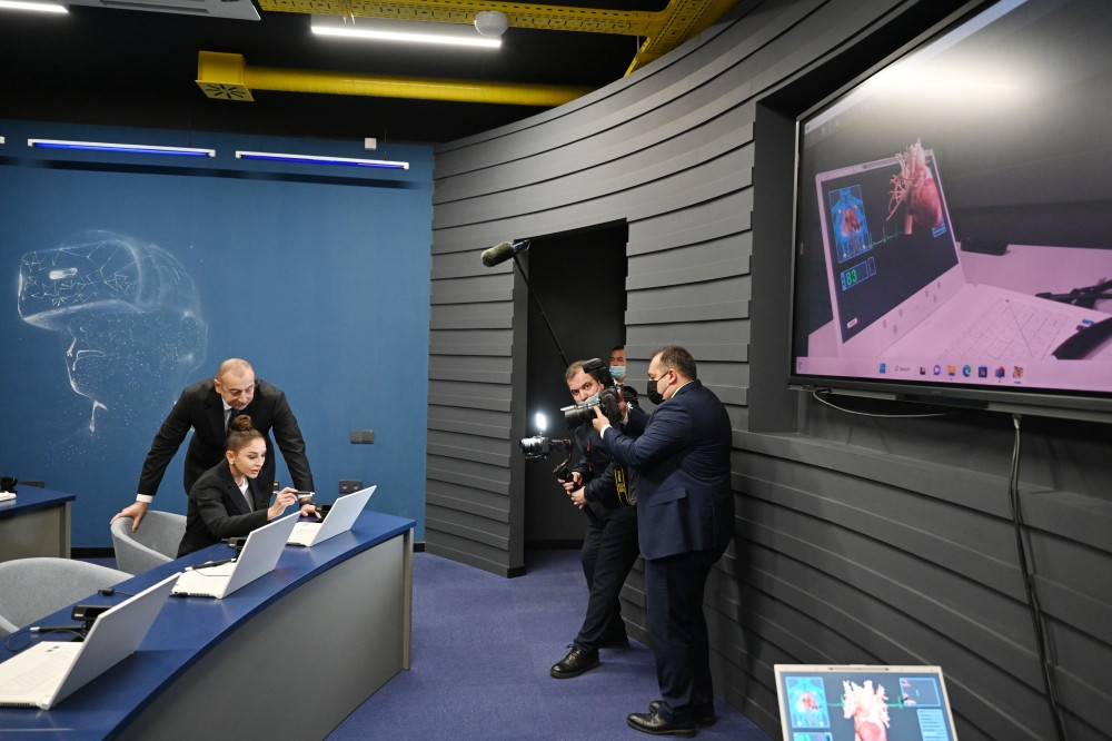 Prezident İlham Əliyev və birinci xanım Mehriban Əliyeva Bakıda “STEAM İnnovasiya Mərkəzi”nin açılışında iştirak ediblər<font color=red> - FOTOLAR</font>