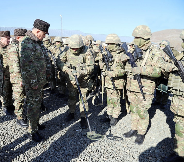 Müdafiə Nazirliyinin rəhbər heyəti Quru Qoşunlarının hərbi hissələrində olub<font color=red> - FOTOLAR</font>