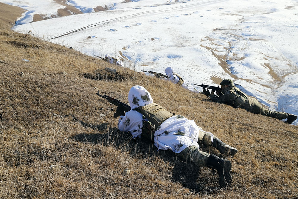 Müdafiə Nazirliyinin rəhbər heyəti Quru Qoşunlarının hərbi hissələrində olub<font color=red> - FOTOLAR</font>