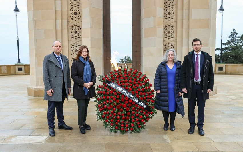 İsrail XİN-in nümayəndə heyəti Şəhidlər xiyabanını ziyarət edib<font color=red> - FOTOLAR</font>