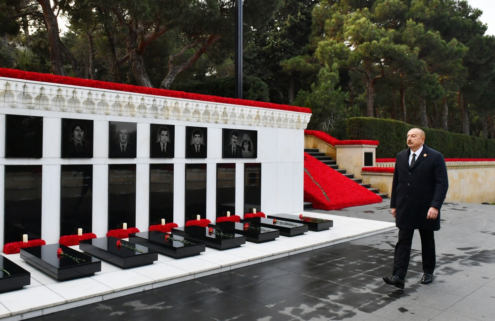 Prezident İlham Əliyev 20 Yanvar faciəsinin 33-cü ildönümü ilə əlaqədar Şəhidlər xiyabanını ziyarət edib<font color=red> - FOTOLAR</font>