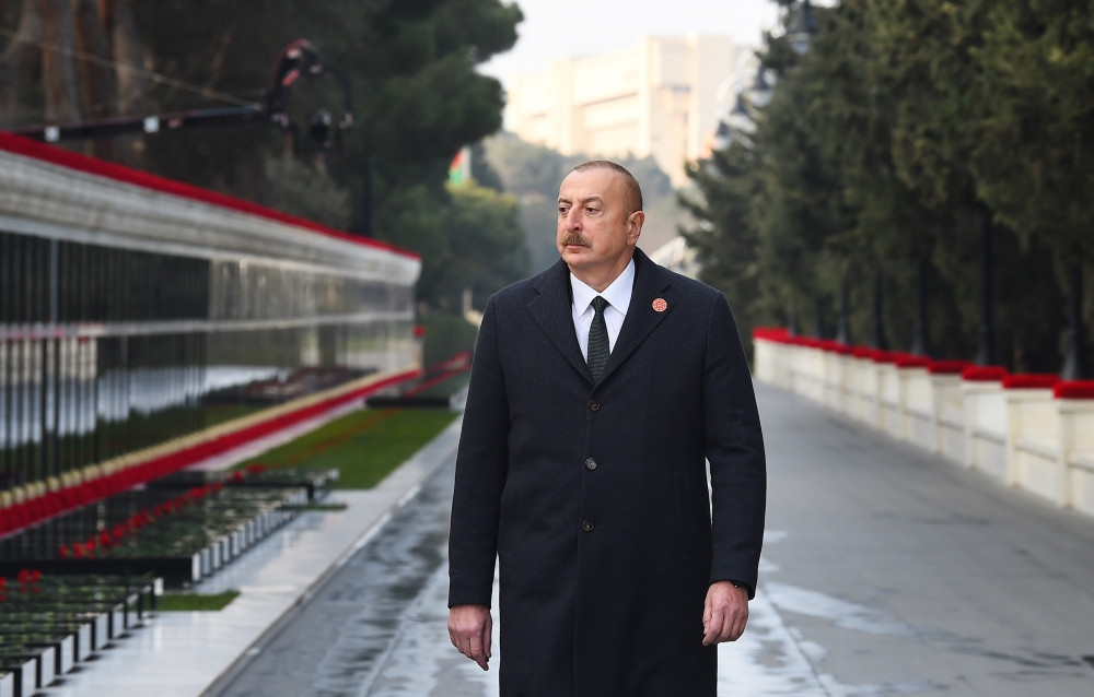 Prezident İlham Əliyev 20 Yanvar faciəsinin 33-cü ildönümü ilə əlaqədar Şəhidlər xiyabanını ziyarət edib<font color=red> - FOTOLAR</font>