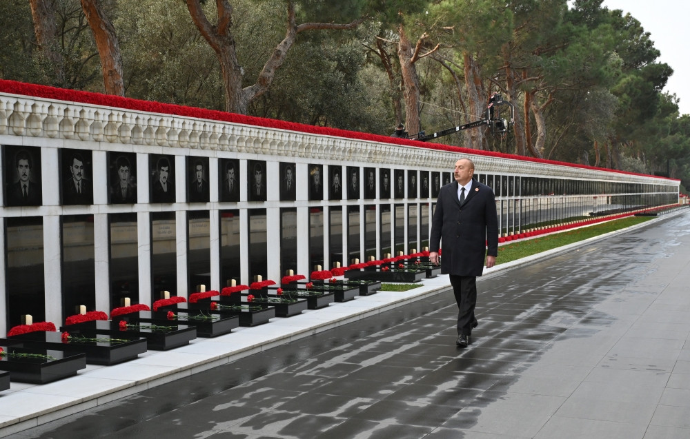Prezident İlham Əliyev 20 Yanvar faciəsinin 33-cü ildönümü ilə əlaqədar Şəhidlər xiyabanını ziyarət edib<font color=red> - FOTOLAR</font>