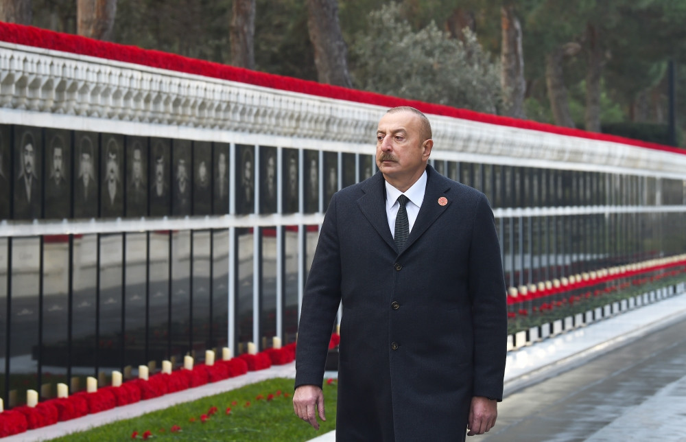 Prezident İlham Əliyev 20 Yanvar faciəsinin 33-cü ildönümü ilə əlaqədar Şəhidlər xiyabanını ziyarət edib<font color=red> - FOTOLAR</font>