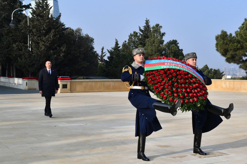 Prezident İlham Əliyev 20 Yanvar faciəsinin 33-cü ildönümü ilə əlaqədar Şəhidlər xiyabanını ziyarət edib<font color=red> - FOTOLAR</font>